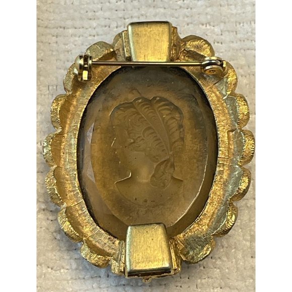 1960's Cameo Reverse Cut Glass Gold Tone Scalloped Edge Brooch Vintage - Picture 6 of 7